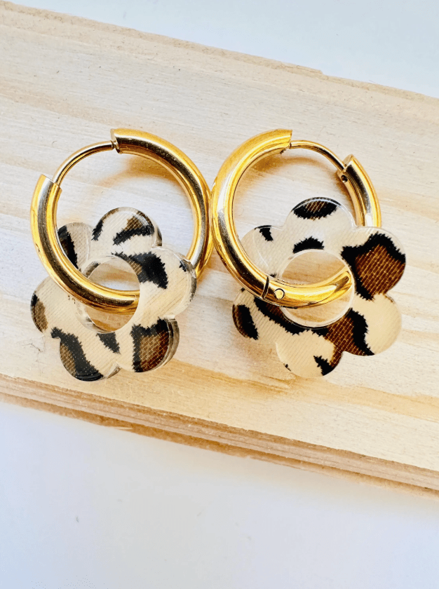 Boucles d’oreilles LAURETTE – Créoles fleurs interchangeables et personnalisables - Camilmari Bijoux - Créoles dorées avec une paire de pampilles fleurs