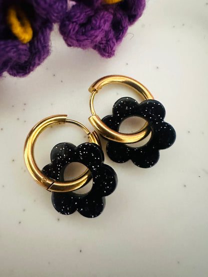 Boucles d’oreilles LAURETTE – Créoles fleurs interchangeables et personnalisables - Camilmari Bijoux - Créoles dorées avec une paire de pampilles fleurs