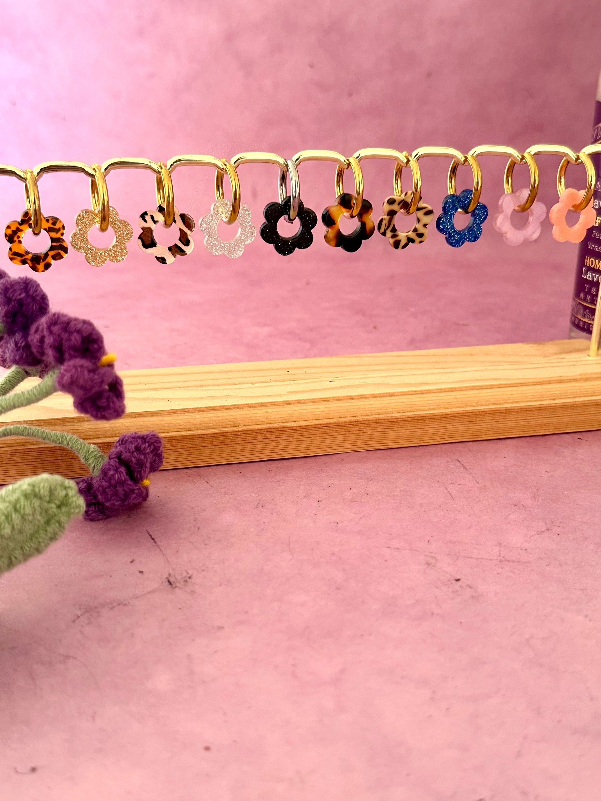 Boucles d’oreilles LAURETTE – Créoles fleurs interchangeables et personnalisables - Camilmari Bijoux - Créoles dorées avec une paire de pampilles fleurs