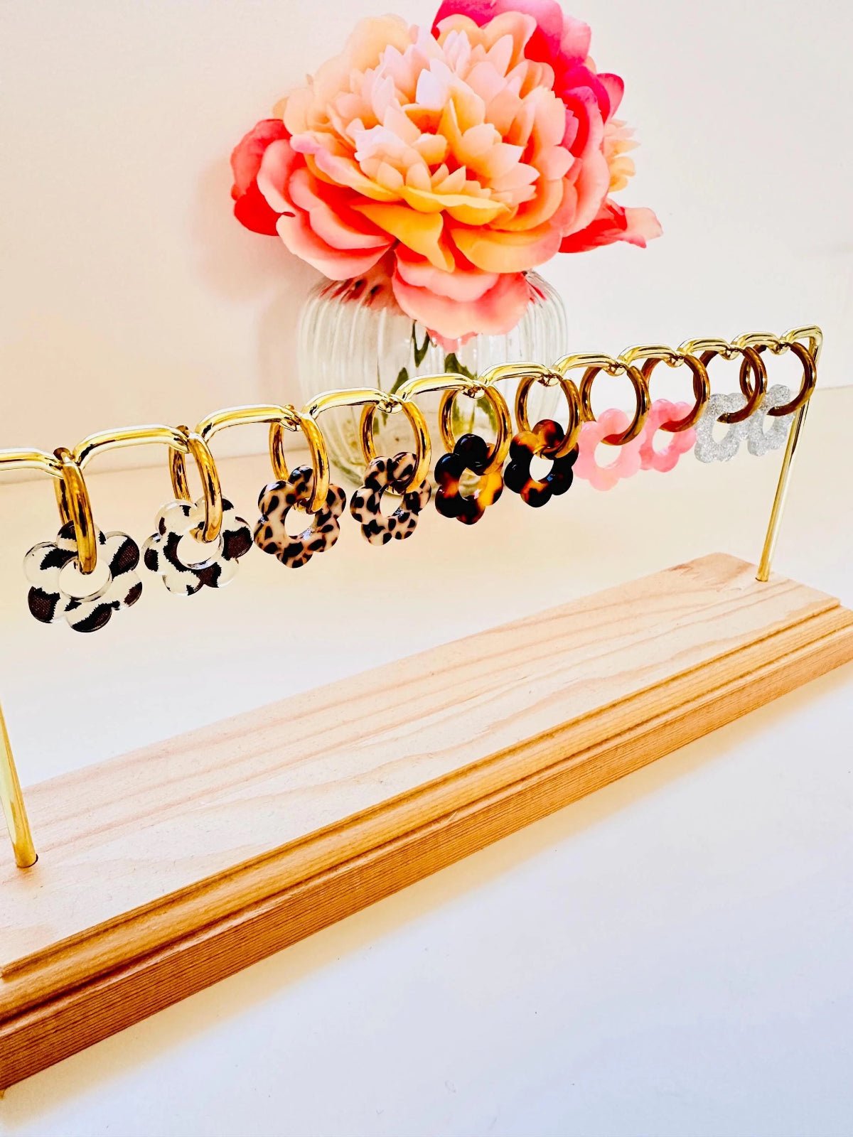 Boucles d’oreilles LAURETTE – Créoles fleurs interchangeables et personnalisables - Camilmari Bijoux - Créoles dorées avec une paire de pampilles fleurs