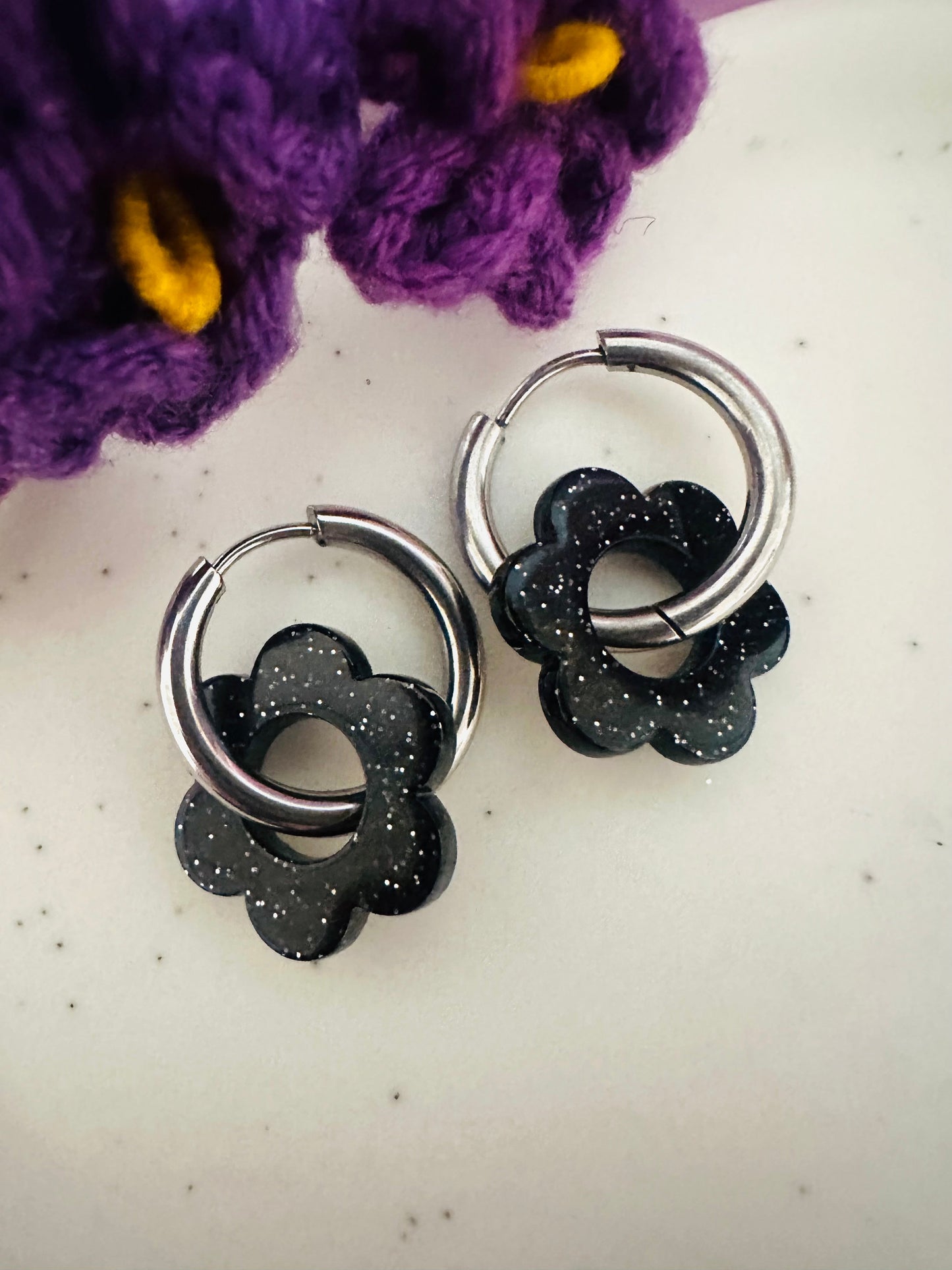Boucles d’oreilles LAURETTE – Créoles fleurs interchangeables et personnalisables - Camilmari Bijoux - Créoles argentées avec une paire de pampilles fleurs