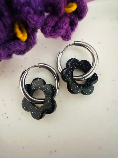 Boucles d’oreilles LAURETTE – Créoles fleurs interchangeables et personnalisables - Camilmari Bijoux - Créoles argentées avec une paire de pampilles fleurs