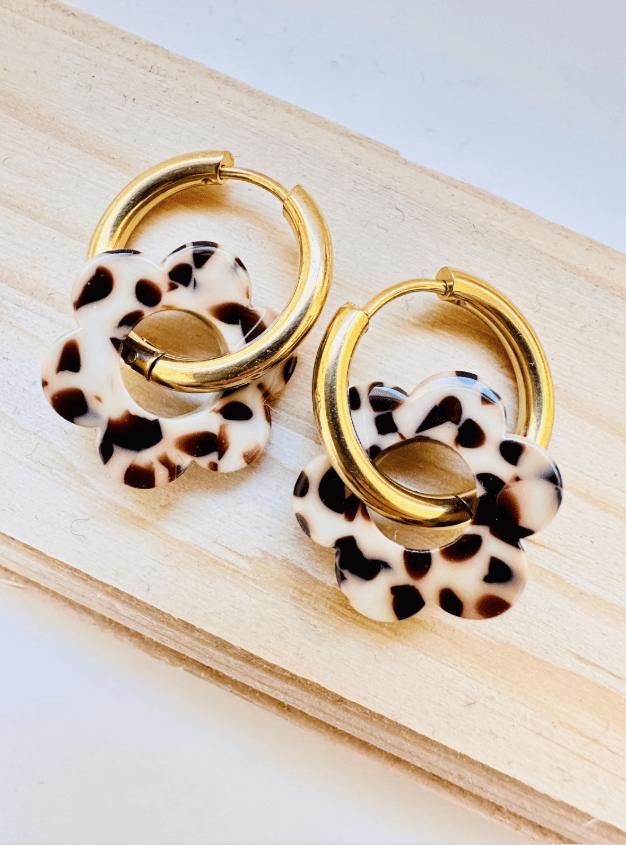 Boucles d’oreilles LAURETTE – Créoles fleurs interchangeables et personnalisables - Camilmari Bijoux - Créoles dorées avec une paire de pampilles fleurs