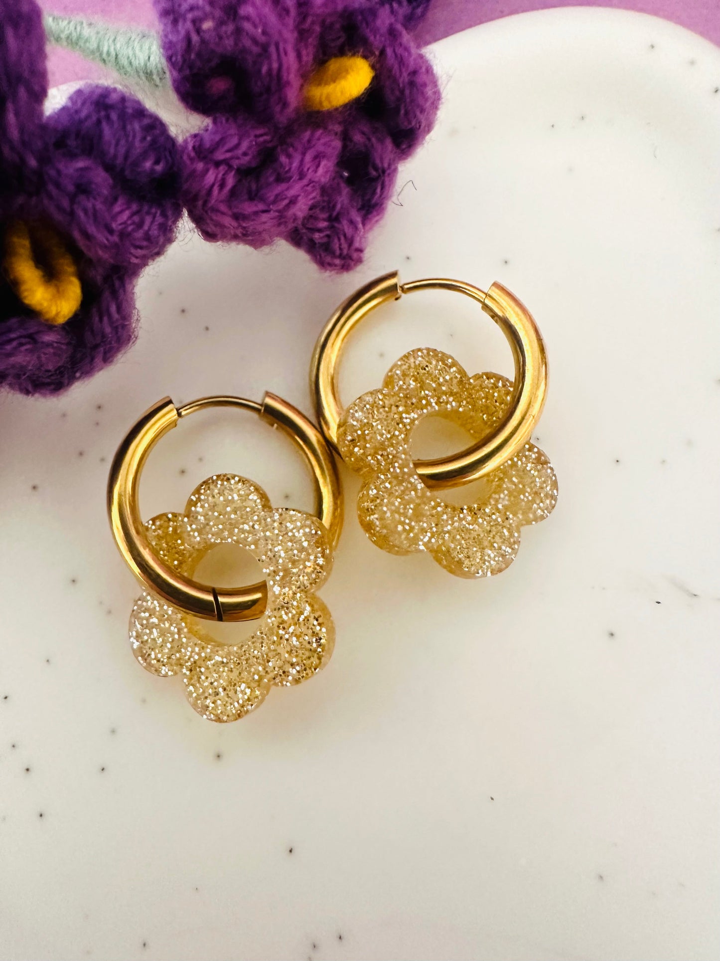 Boucles d’oreilles LAURETTE – Créoles fleurs interchangeables et personnalisables - Camilmari Bijoux - Créoles dorées avec une paire de pampilles fleurs