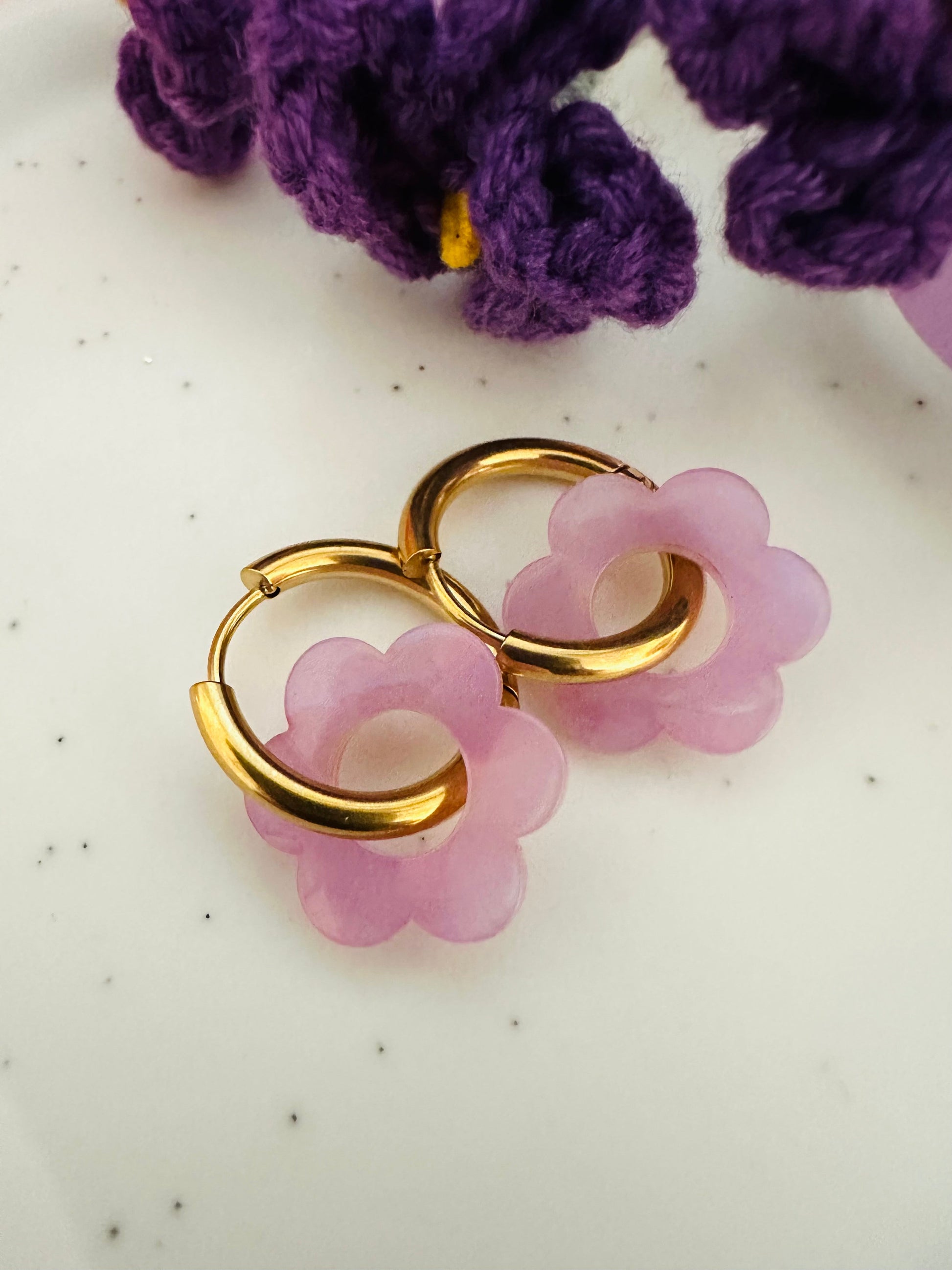 Boucles d’oreilles LAURETTE – Créoles fleurs interchangeables et personnalisables - Camilmari Bijoux - Créoles dorées avec une paire de pampilles fleurs
