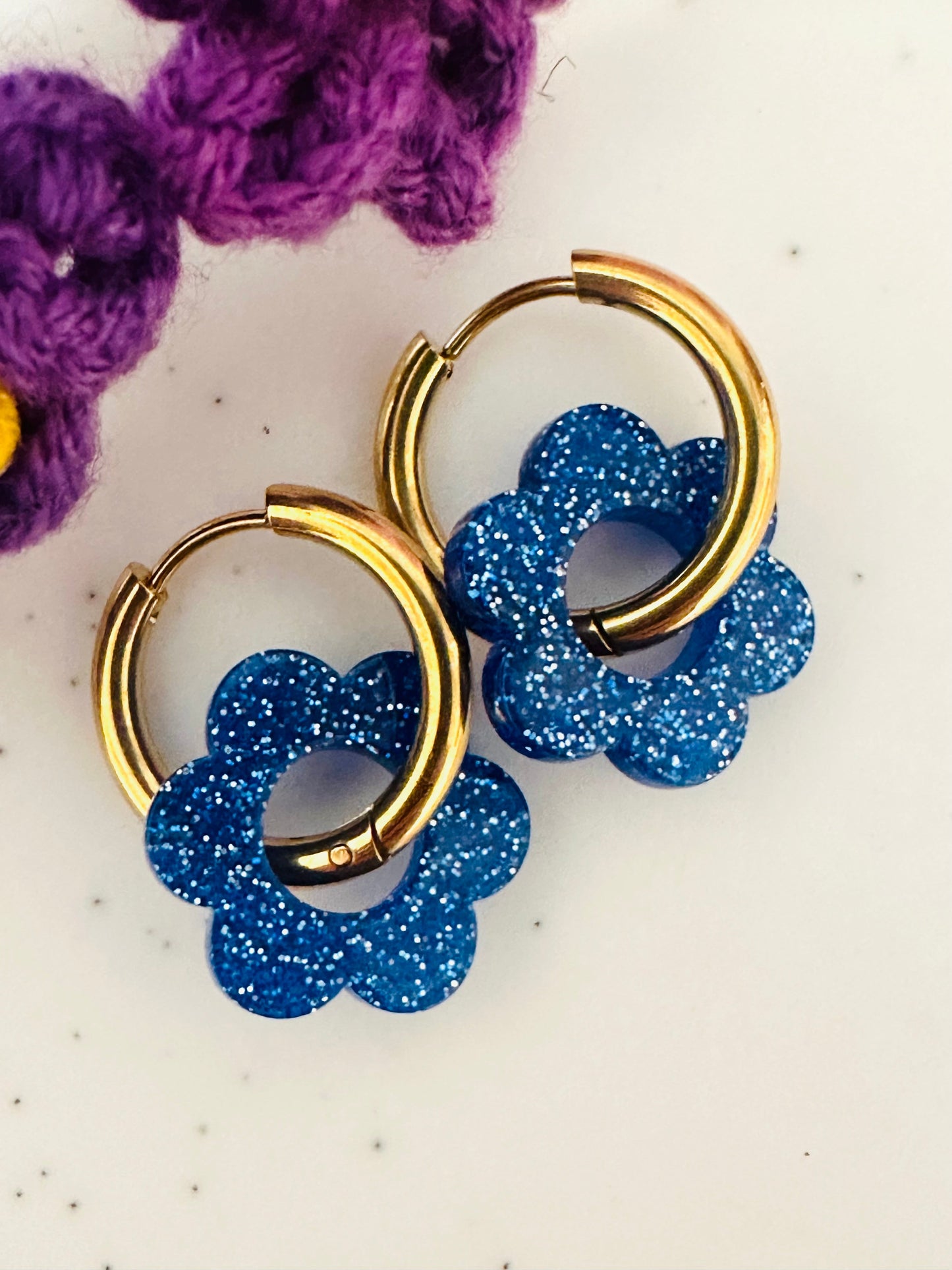 Boucles d’oreilles LAURETTE – Créoles fleurs interchangeables et personnalisables - Camilmari Bijoux - Créoles dorées avec une paire de pampilles fleurs