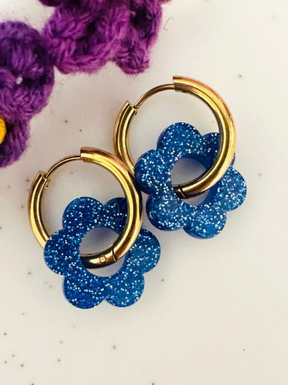 Boucles d’oreilles LAURETTE – Créoles fleurs interchangeables et personnalisables - Camilmari Bijoux - Créoles dorées avec une paire de pampilles fleurs