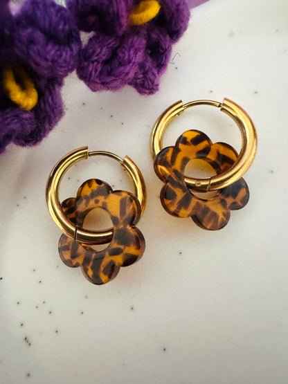 Boucles d’oreilles LAURETTE – Créoles fleurs interchangeables et personnalisables - Camilmari Bijoux - Créoles dorées avec une paire de pampilles fleurs