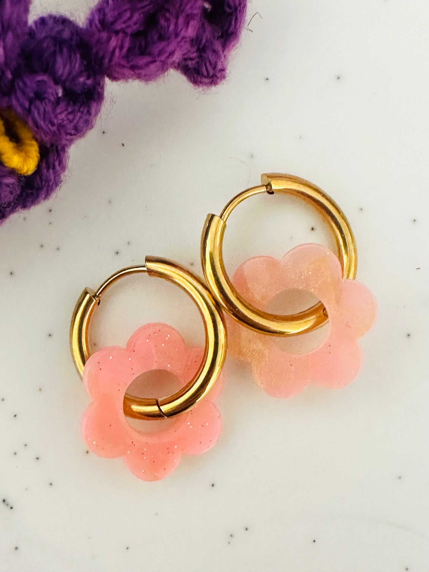 Boucles d’oreilles LAURETTE – Créoles fleurs interchangeables et personnalisables - Camilmari Bijoux - Créoles dorées avec une paire de pampilles fleurs