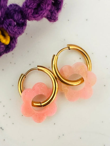 Boucles d’oreilles LAURETTE – Créoles fleurs interchangeables et personnalisables - Camilmari Bijoux - Créoles dorées avec une paire de pampilles fleurs