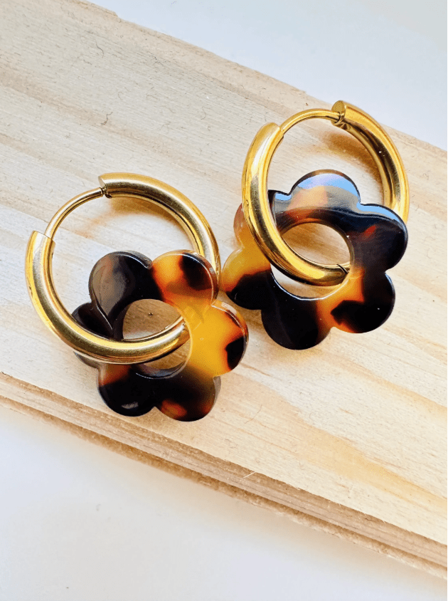 Boucles d’oreilles LAURETTE – Créoles fleurs interchangeables et personnalisables - Camilmari Bijoux - Créoles dorées avec une paire de pampilles fleurs