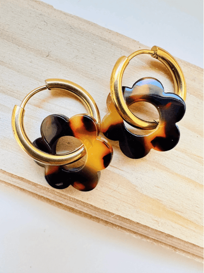 Boucles d’oreilles LAURETTE – Créoles fleurs interchangeables et personnalisables - Camilmari Bijoux - Créoles dorées avec une paire de pampilles fleurs