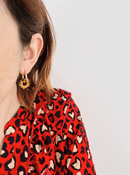 Boucles d’oreilles LAURETTE – Créoles fleurs interchangeables et personnalisables - Camilmari Bijoux - Créoles dorées avec une paire de pampilles fleurs