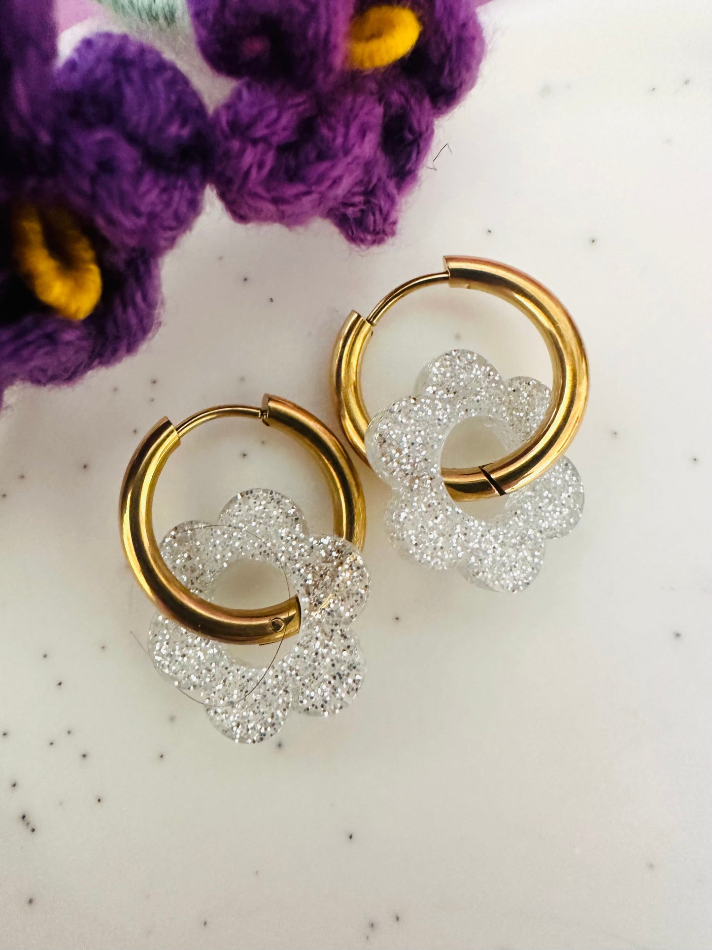 Boucles d’oreilles LAURETTE – Créoles fleurs interchangeables et personnalisables - Camilmari Bijoux - Créoles dorées avec une paire de pampilles fleurs