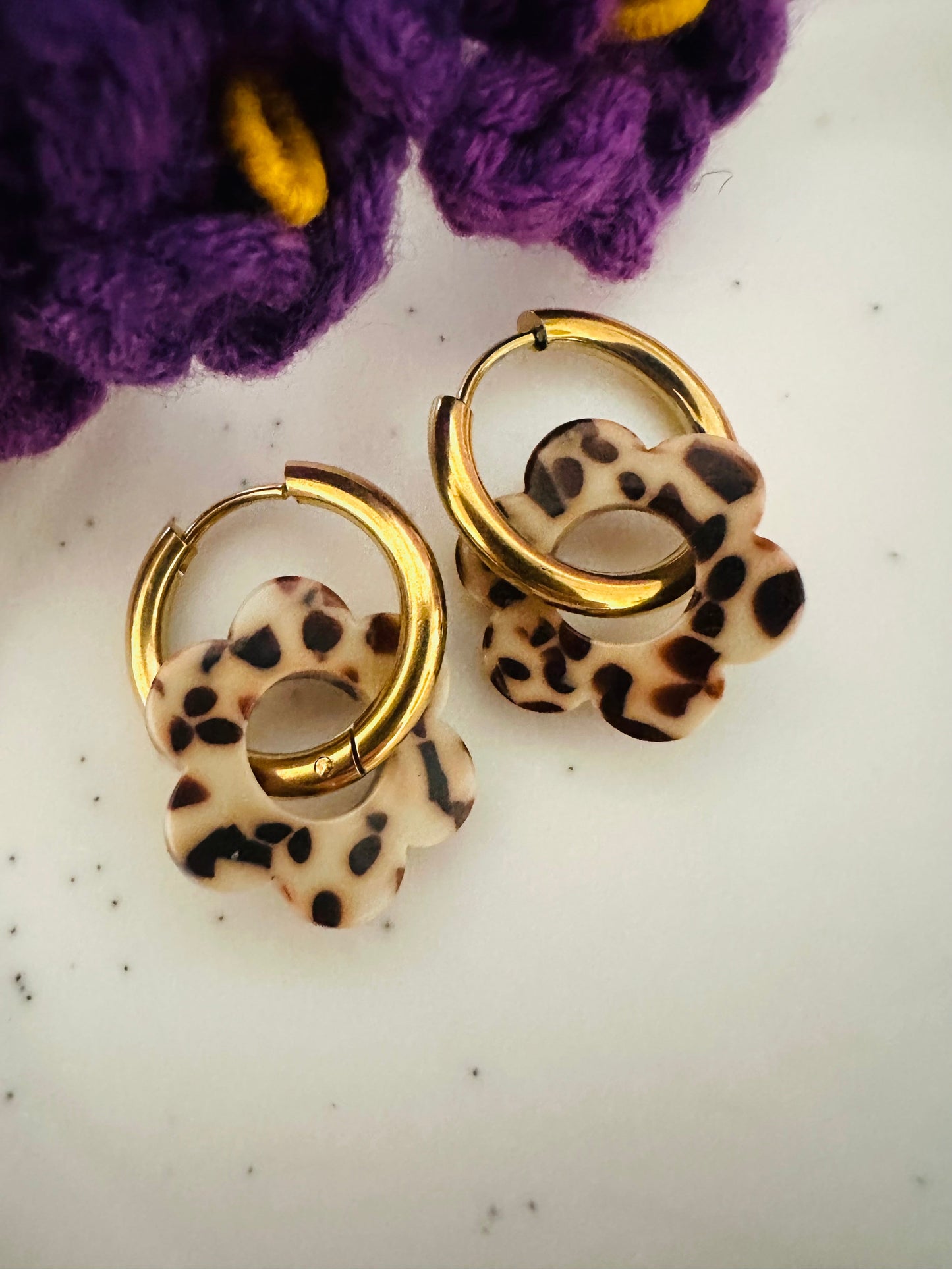 Boucles d’oreilles LAURETTE – Créoles fleurs interchangeables et personnalisables - Camilmari Bijoux - Créoles dorées avec une paire de pampilles fleurs