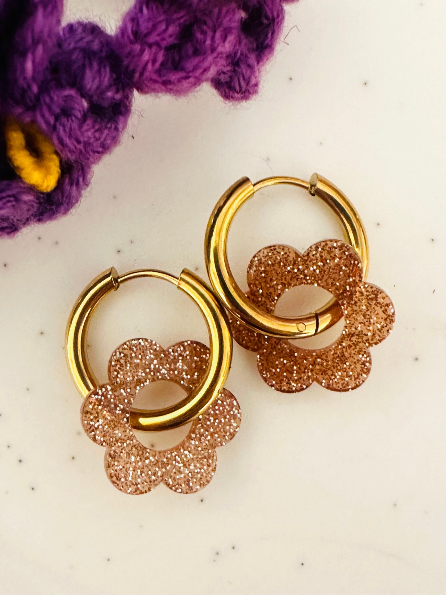 Boucles d’oreilles LAURETTE – Créoles fleurs interchangeables et personnalisables - Camilmari Bijoux - Créoles dorées avec une paire de pampilles fleurs