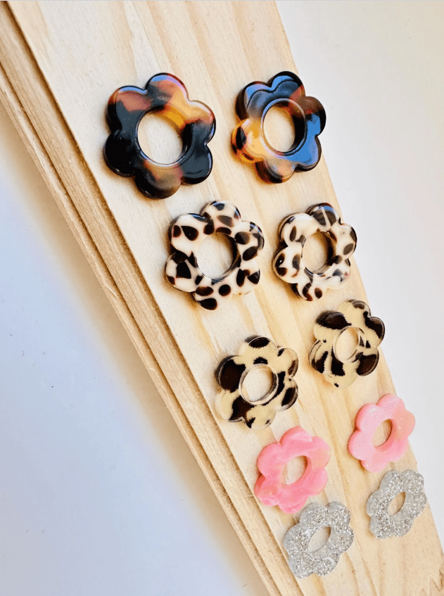 Boucles d’oreilles LAURETTE – Créoles fleurs interchangeables et personnalisables - Camilmari Bijoux - Créoles dorées avec une paire de pampilles fleurs