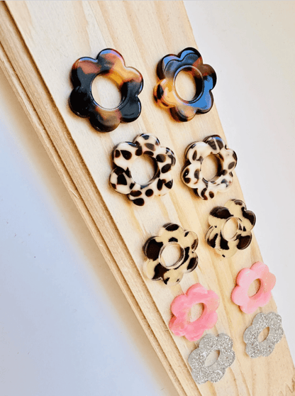 Boucles d’oreilles LAURETTE – Créoles fleurs interchangeables et personnalisables - Camilmari Bijoux - Créoles dorées avec une paire de pampilles fleurs