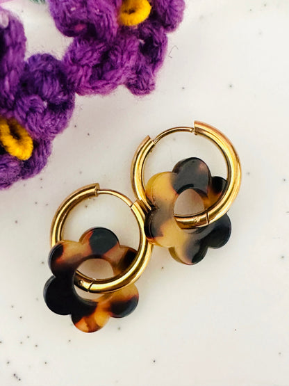 Boucles d’oreilles LAURETTE – Créoles fleurs interchangeables et personnalisables - Camilmari Bijoux - Créoles dorées avec une paire de pampilles fleurs
