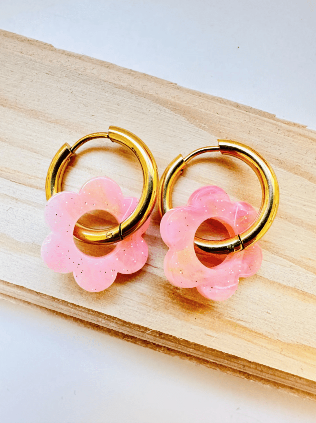 Boucles d’oreilles LAURETTE – Créoles fleurs interchangeables et personnalisables - Camilmari Bijoux - Créoles dorées avec une paire de pampilles fleurs