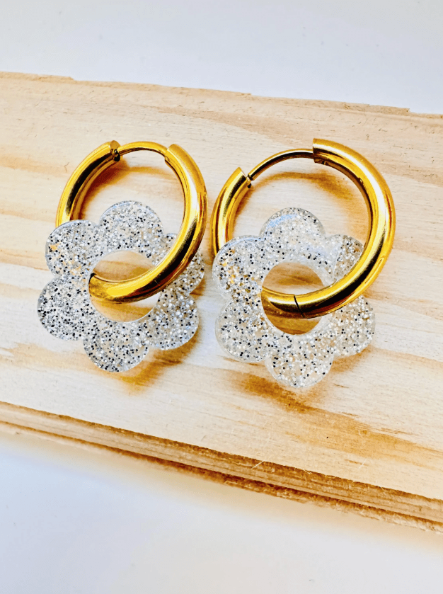 Boucles d’oreilles LAURETTE – Créoles fleurs interchangeables et personnalisables - Camilmari Bijoux - Créoles dorées avec une paire de pampilles fleurs