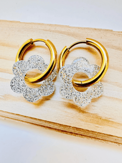 Boucles d’oreilles LAURETTE – Créoles fleurs interchangeables et personnalisables - Camilmari Bijoux - Créoles dorées avec une paire de pampilles fleurs