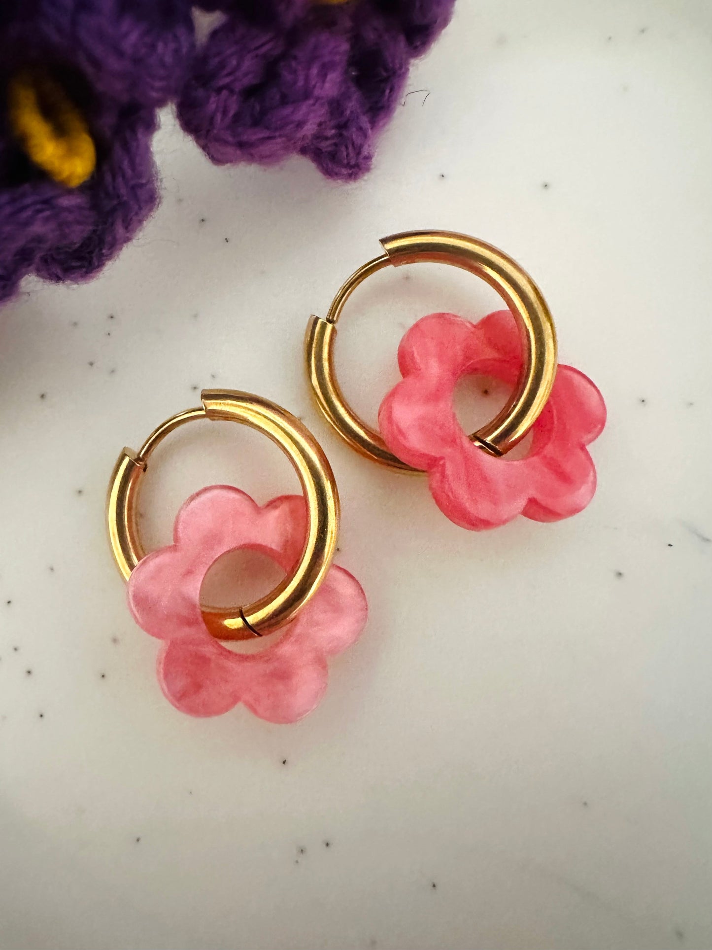 Boucles d’oreilles LAURETTE – Créoles fleurs interchangeables et personnalisables - Camilmari Bijoux - Créoles dorées avec une paire de pampilles fleurs