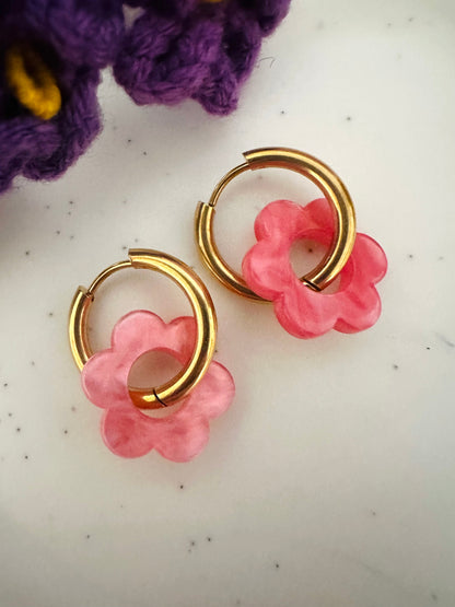 Boucles d’oreilles LAURETTE – Créoles fleurs interchangeables et personnalisables - Camilmari Bijoux - Créoles dorées avec une paire de pampilles fleurs