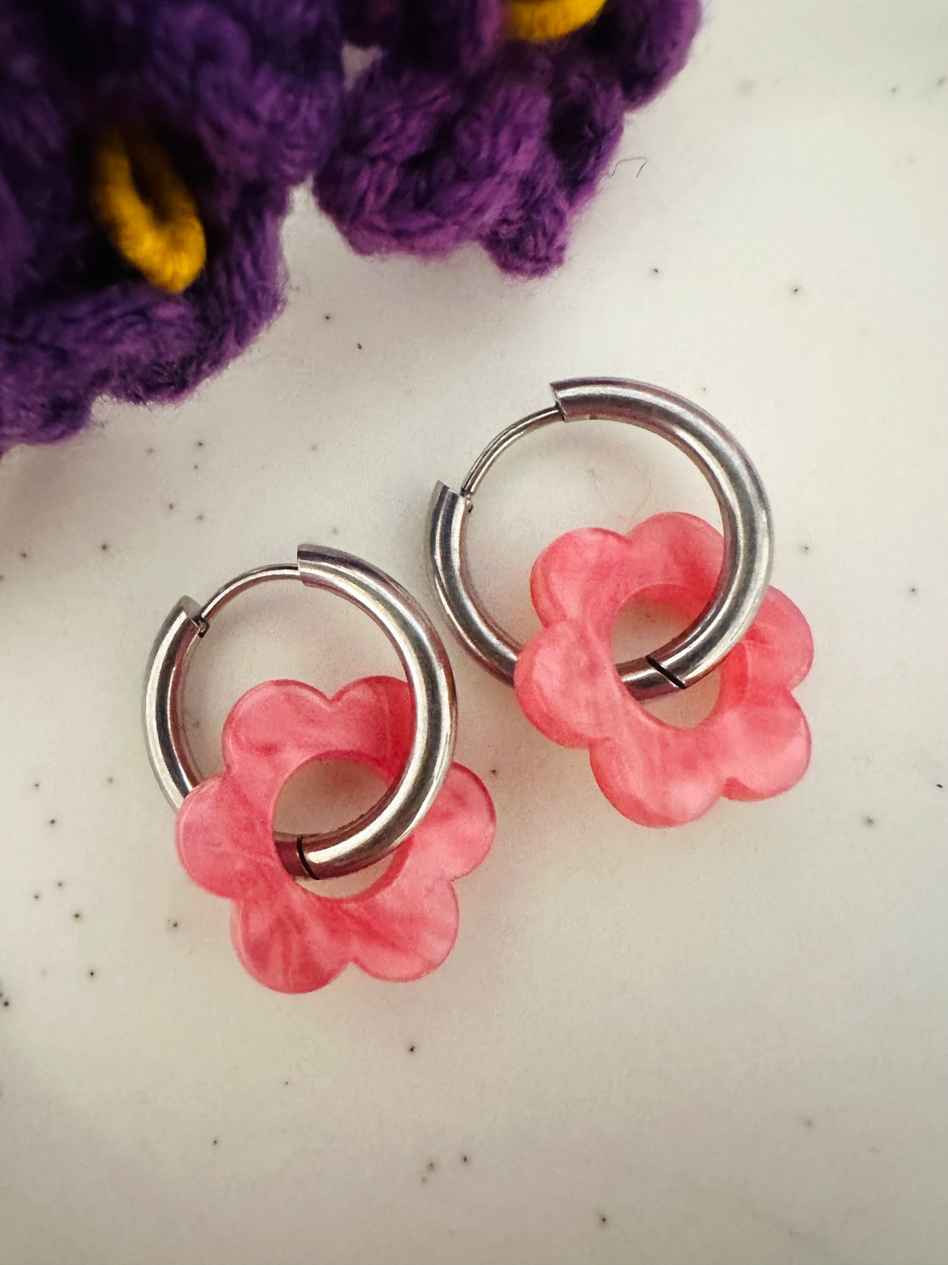 Boucles d’oreilles LAURETTE – Créoles fleurs interchangeables et personnalisables - Camilmari Bijoux - Créoles argentées avec une paire de pampilles fleurs