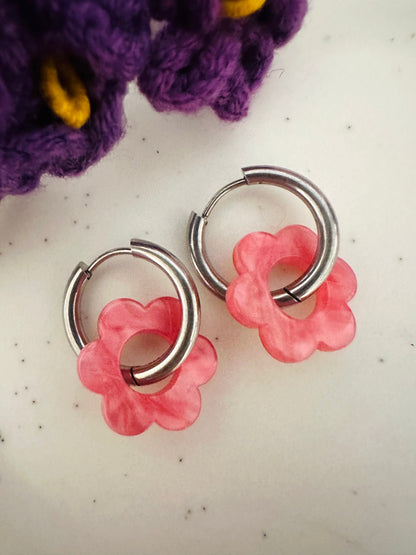 Boucles d’oreilles LAURETTE – Créoles fleurs interchangeables et personnalisables - Camilmari Bijoux - Créoles argentées avec une paire de pampilles fleurs