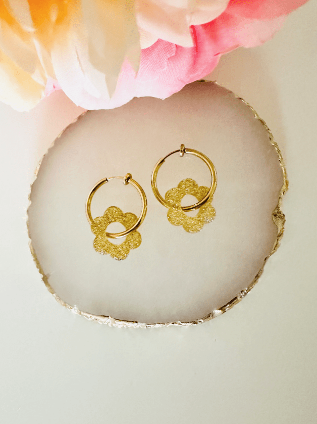 Boucles d’oreilles LAURETTE – Créoles fleurs interchangeables et personnalisables - Camilmari Bijoux - Créoles clip dorées avec une paire de pampilles fleurs