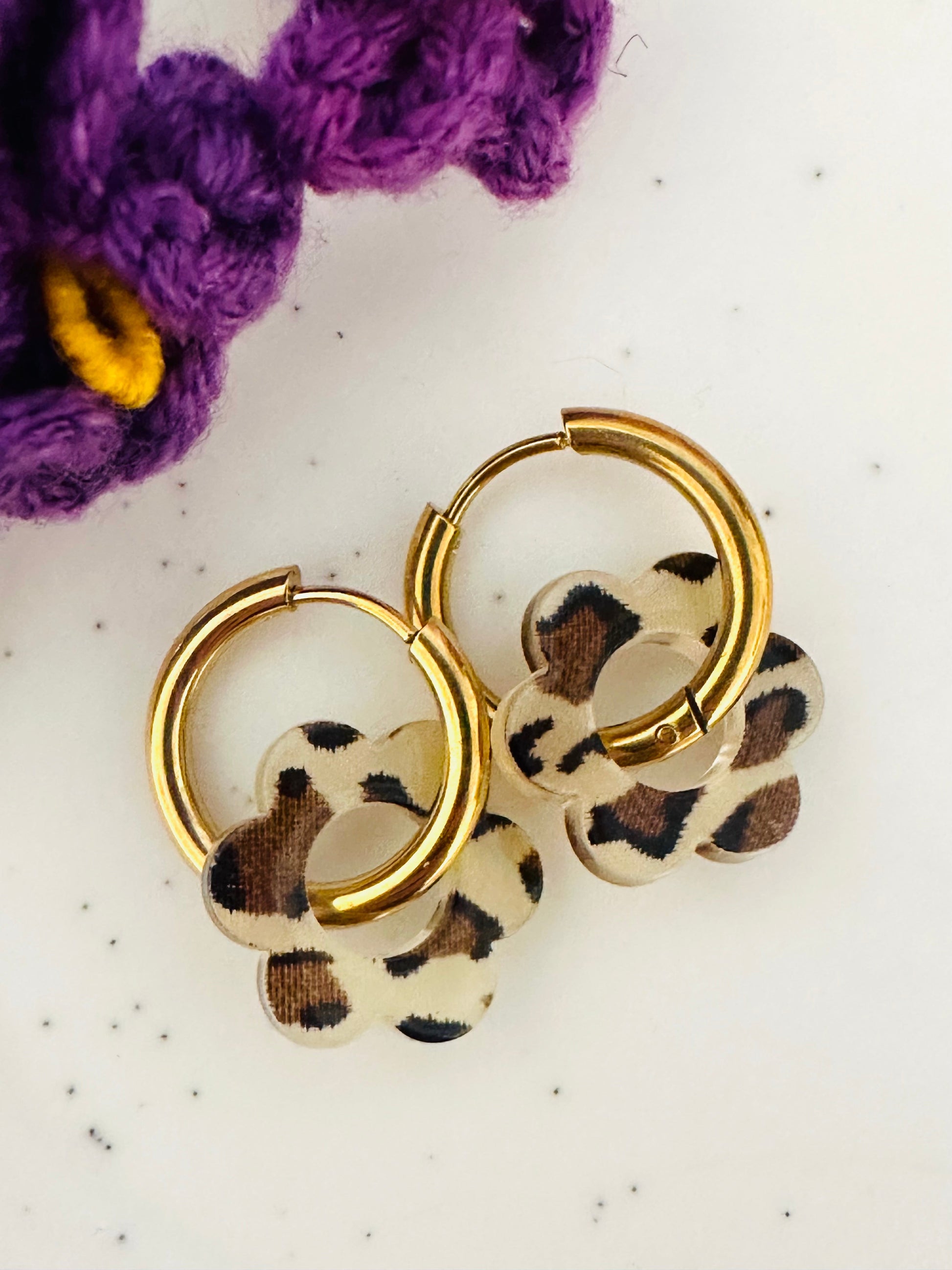 Boucles d’oreilles LAURETTE – Créoles fleurs interchangeables et personnalisables - Camilmari Bijoux - Créoles dorées avec une paire de pampilles fleurs