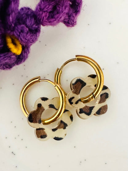 Boucles d’oreilles LAURETTE – Créoles fleurs interchangeables et personnalisables - Camilmari Bijoux - Créoles dorées avec une paire de pampilles fleurs