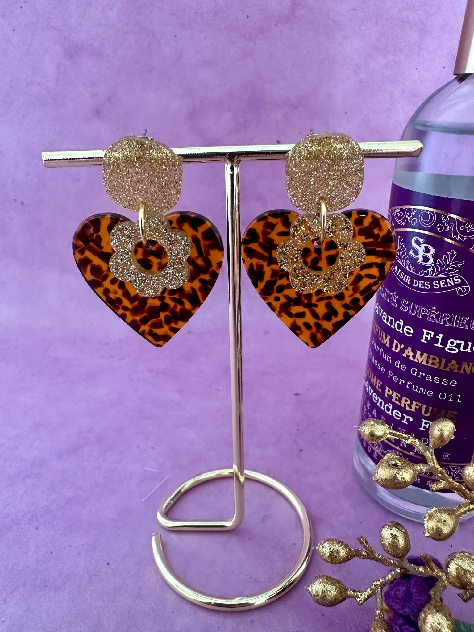 Boucles d’oreilles LUNA – Boucles d’oreilles pendantes légères et pailletées - Camilmari Bijoux - Léopard et doré pailleté