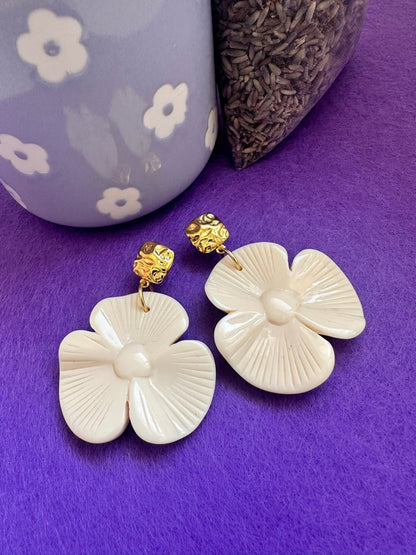 Boucles d’oreilles MARGOT – Grosses fleurs vintage et colorées assemblage main - Camilmari Bijoux - Blanc écru