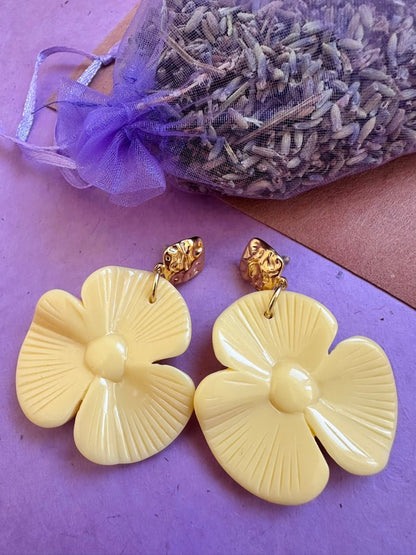 Boucles d’oreilles MARGOT – Grosses fleurs vintage et colorées assemblage main - Camilmari Bijoux - Jaune pastel