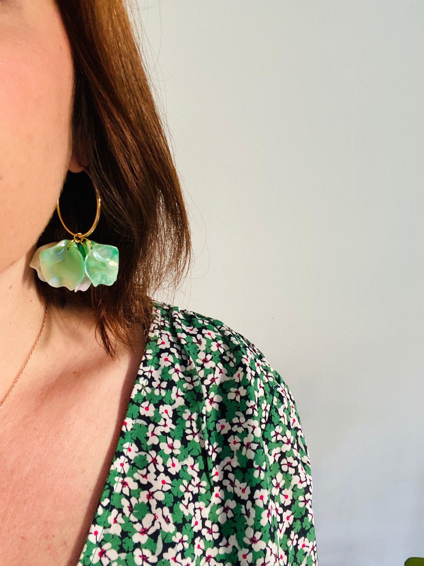 Boucles d'oreilles MELIA - Camilmari Bijoux - Créoles dorées 35 mm + pétales