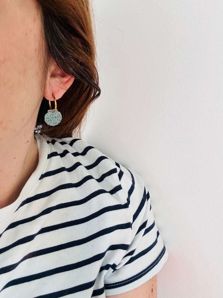 Boucles d’oreilles NERISSA – créoles à pendentifs coquillages pailletés interchangeables - Camilmari Bijoux - Créoles dorées avec une paire de pampilles coquillages