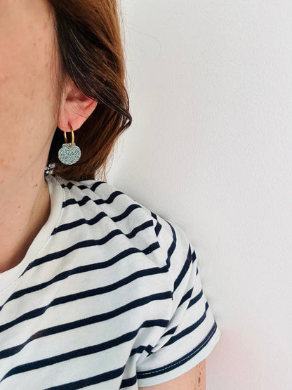 Boucles d’oreilles NERISSA – créoles à pendentifs coquillages pailletés interchangeables - Camilmari Bijoux - Créoles dorées avec une paire de pampilles coquillages