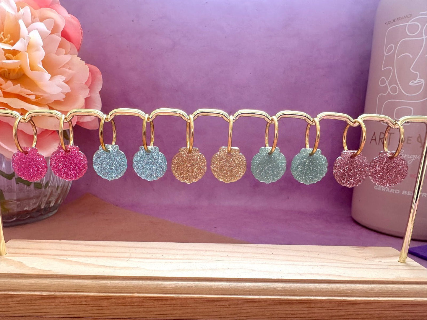 Boucles d’oreilles NERISSA – créoles à pendentifs coquillages pailletés interchangeables - Camilmari Bijoux - Créoles dorées avec une paire de pampilles coquillages