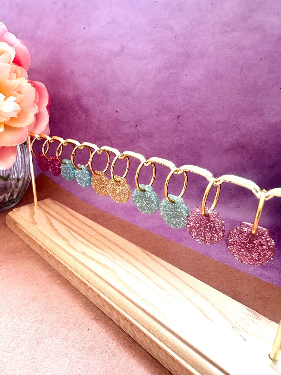 Boucles d’oreilles NERISSA – créoles à pendentifs coquillages pailletés interchangeables - Camilmari Bijoux - Créoles dorées avec une paire de pampilles coquillages
