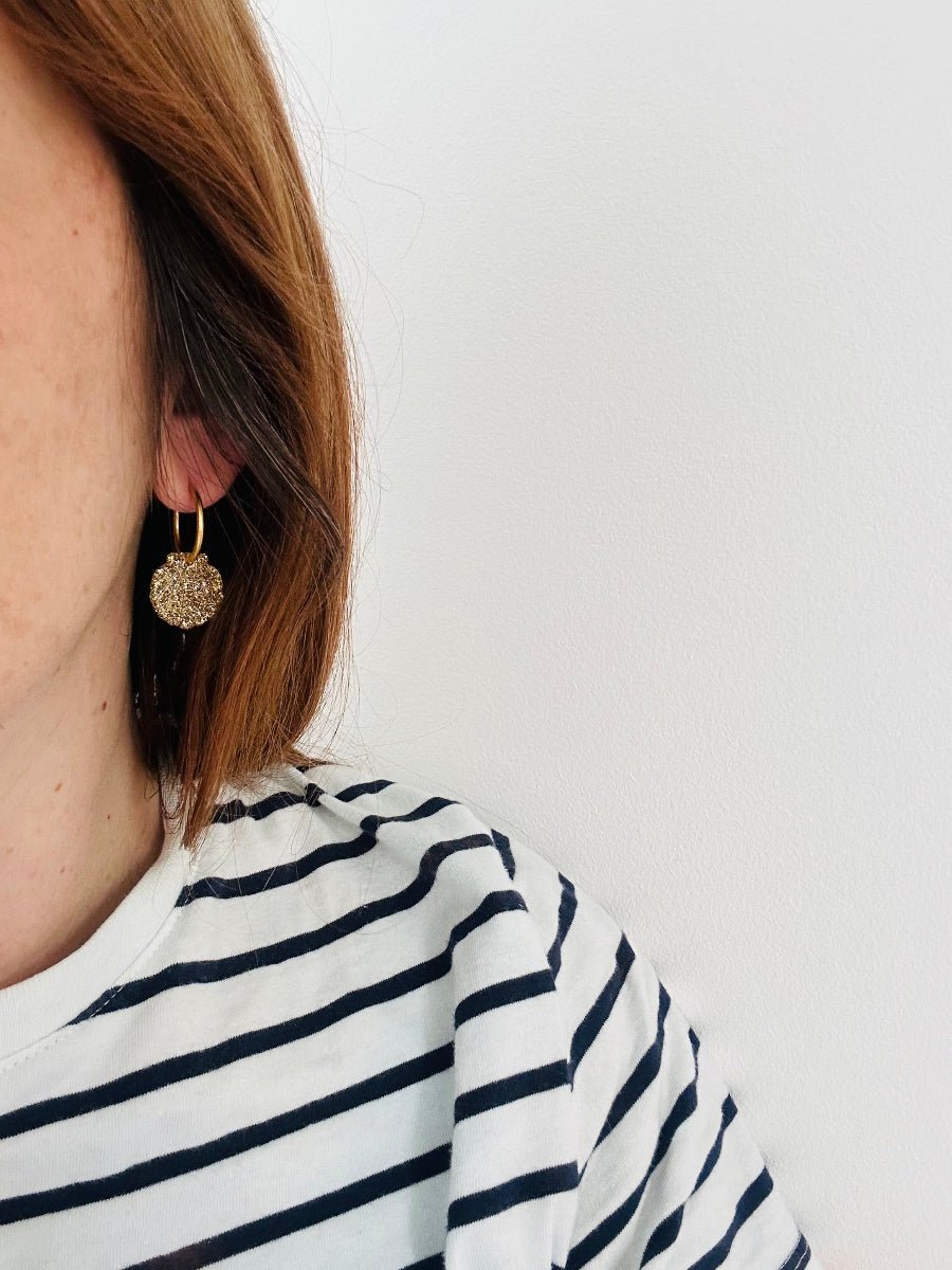 Boucles d’oreilles NERISSA – créoles à pendentifs coquillages pailletés interchangeables - Camilmari Bijoux - Créoles dorées avec une paire de pampilles coquillages