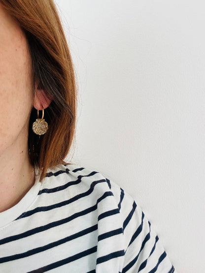 Boucles d’oreilles NERISSA – créoles à pendentifs coquillages pailletés interchangeables - Camilmari Bijoux - Créoles dorées avec une paire de pampilles coquillages