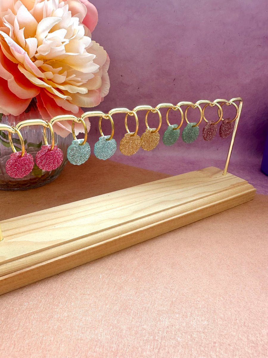 Boucles d’oreilles NERISSA – créoles à pendentifs coquillages pailletés interchangeables - Camilmari Bijoux - Créoles dorées avec une paire de pampilles coquillages