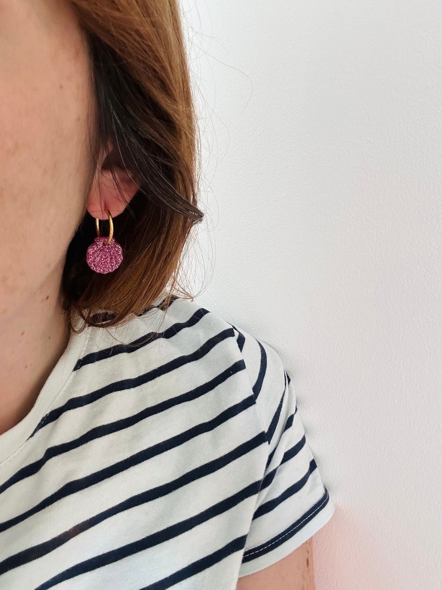 Boucles d’oreilles NERISSA – créoles à pendentifs coquillages pailletés interchangeables - Camilmari Bijoux - Créoles dorées avec une paire de pampilles coquillages