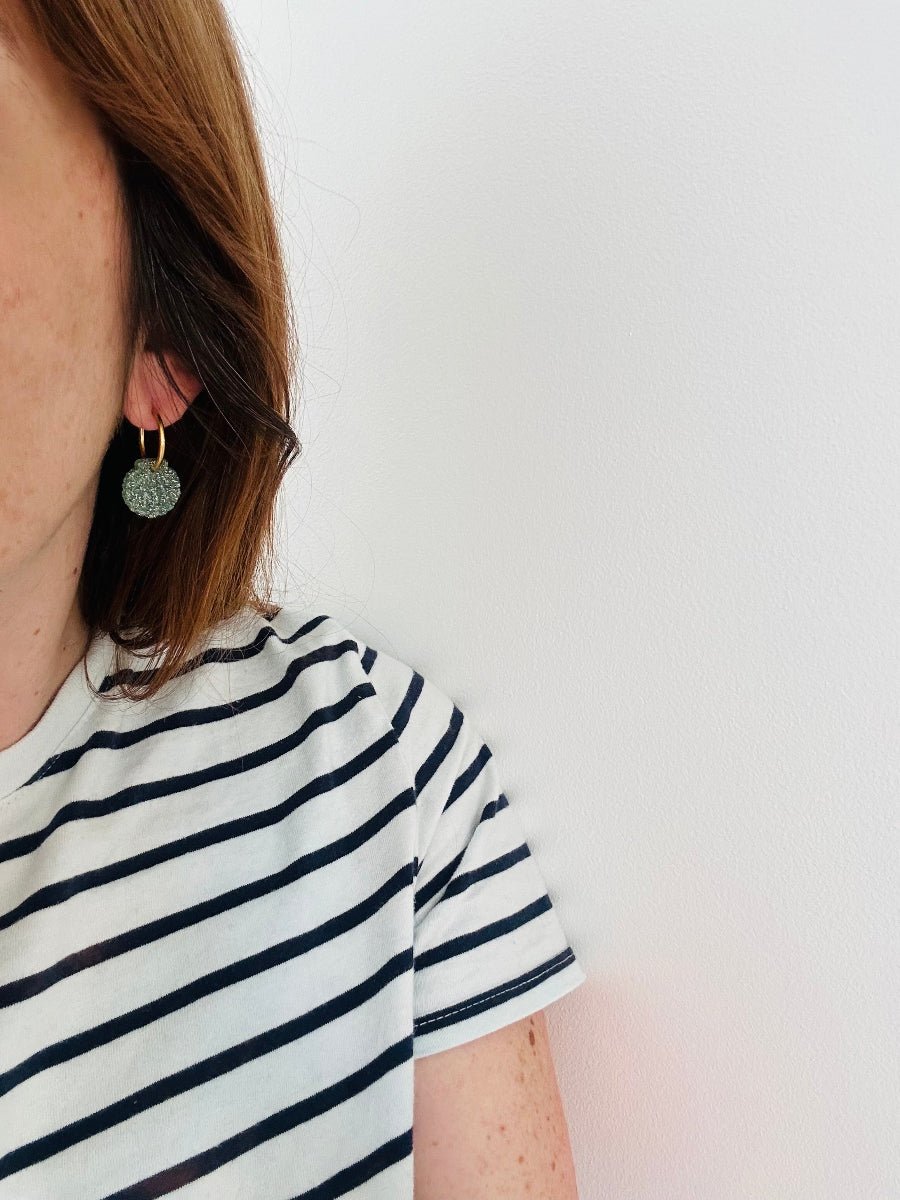 Boucles d’oreilles NERISSA – créoles à pendentifs coquillages pailletés interchangeables - Camilmari Bijoux - Créoles dorées avec une paire de pampilles coquillages