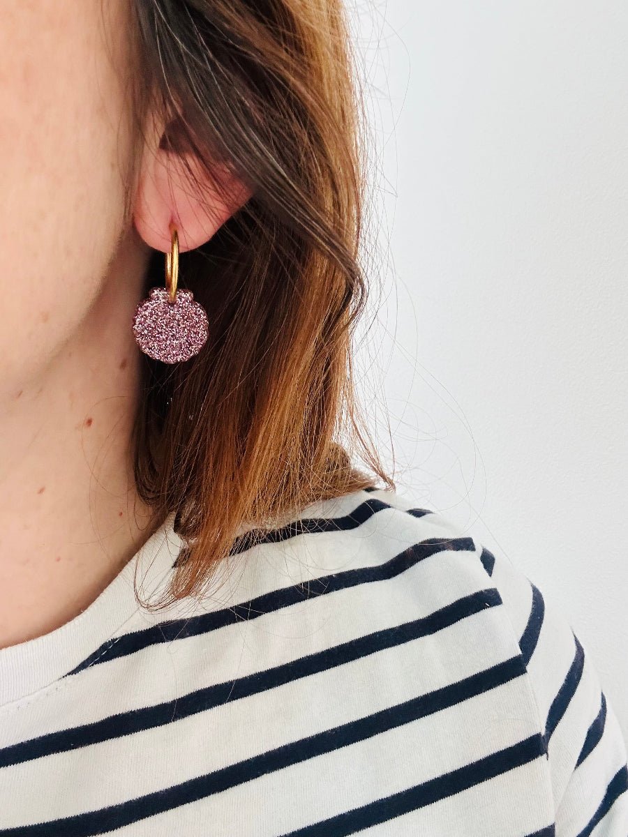 Boucles d’oreilles NERISSA – créoles à pendentifs coquillages pailletés interchangeables - Camilmari Bijoux - Créoles dorées avec une paire de pampilles coquillages