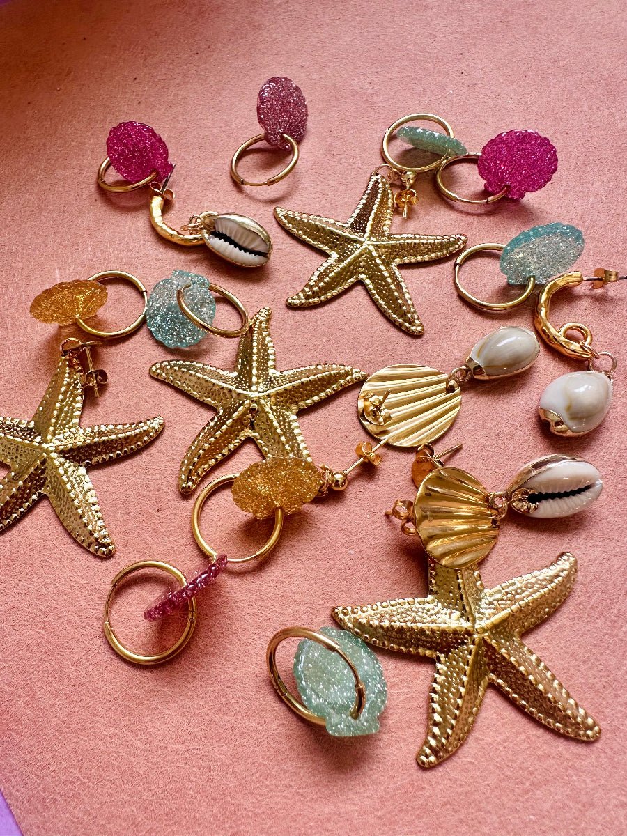Boucles d’oreilles NERISSA – créoles à pendentifs coquillages pailletés interchangeables - Camilmari Bijoux - Créoles dorées avec une paire de pampilles coquillages