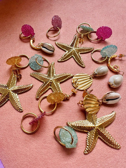 Boucles d’oreilles NERISSA – créoles à pendentifs coquillages pailletés interchangeables - Camilmari Bijoux - Créoles dorées avec une paire de pampilles coquillages