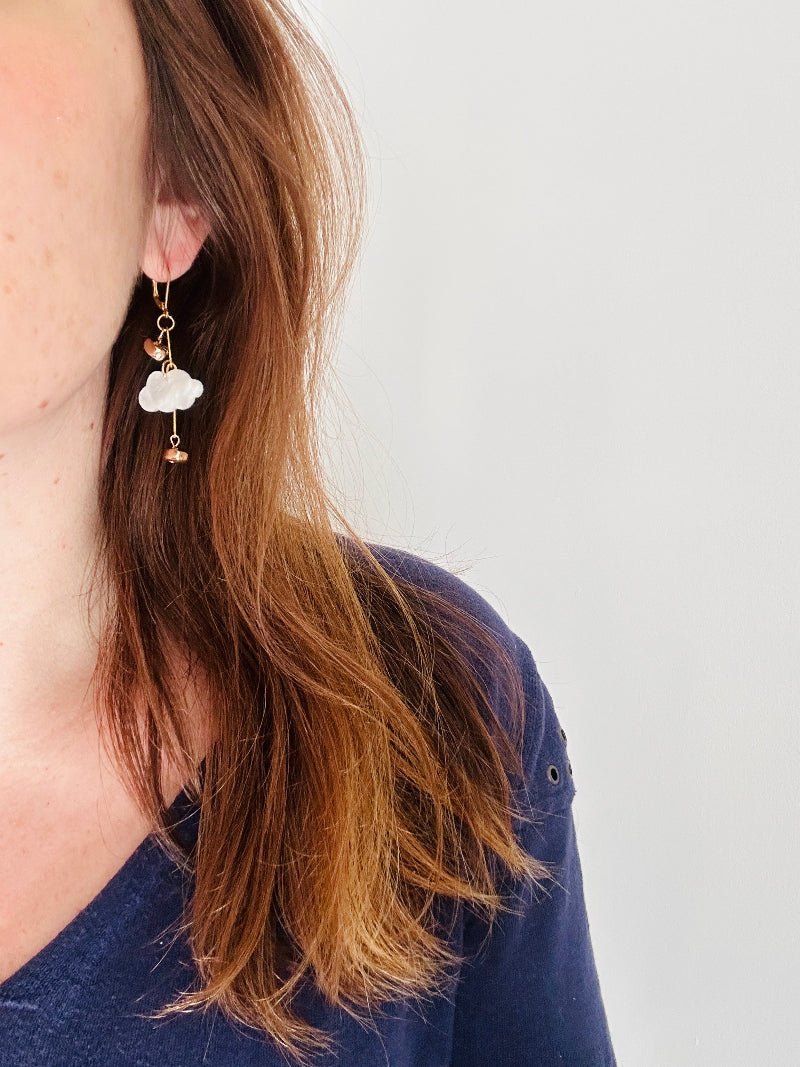 Boucles d’oreilles OLYMPE blanches et dorées, fantaisie élégantes - Camilmari Bijoux -